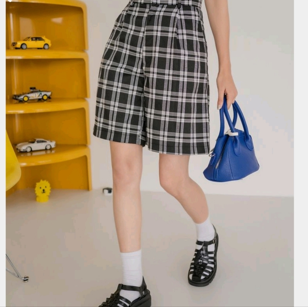 Vintage | Bill Blass | Plaid High Rise Belted Bermuda Shorts - Picture 4 of 15